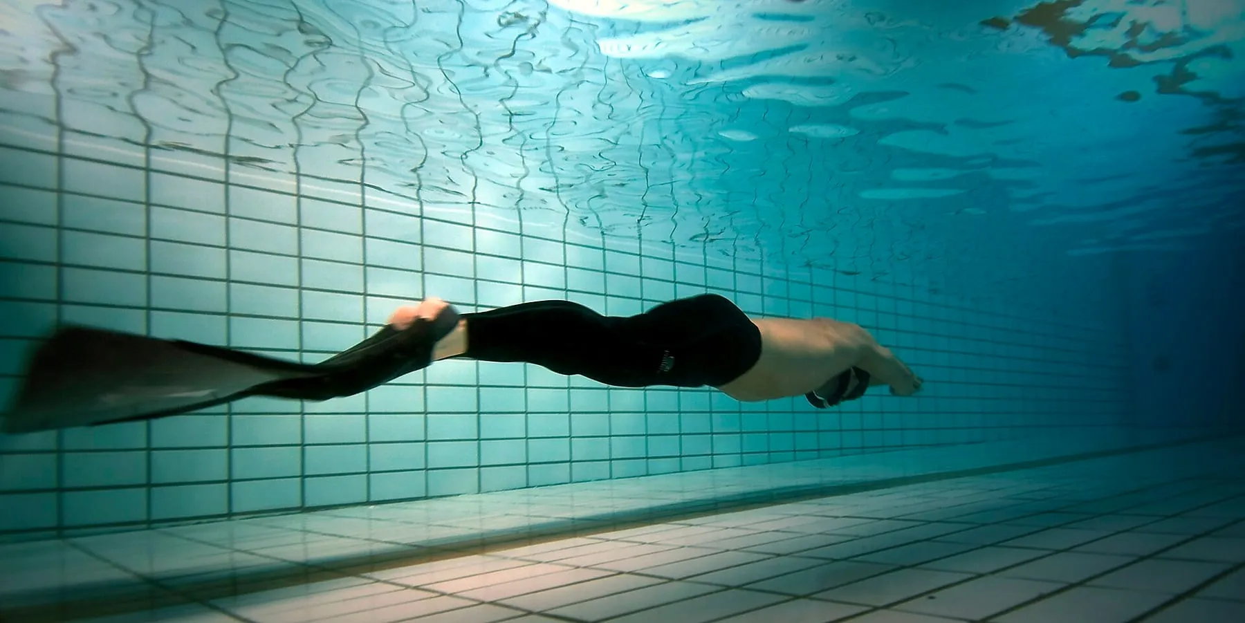 Freediver płynący pod wodą z monopłetwą
