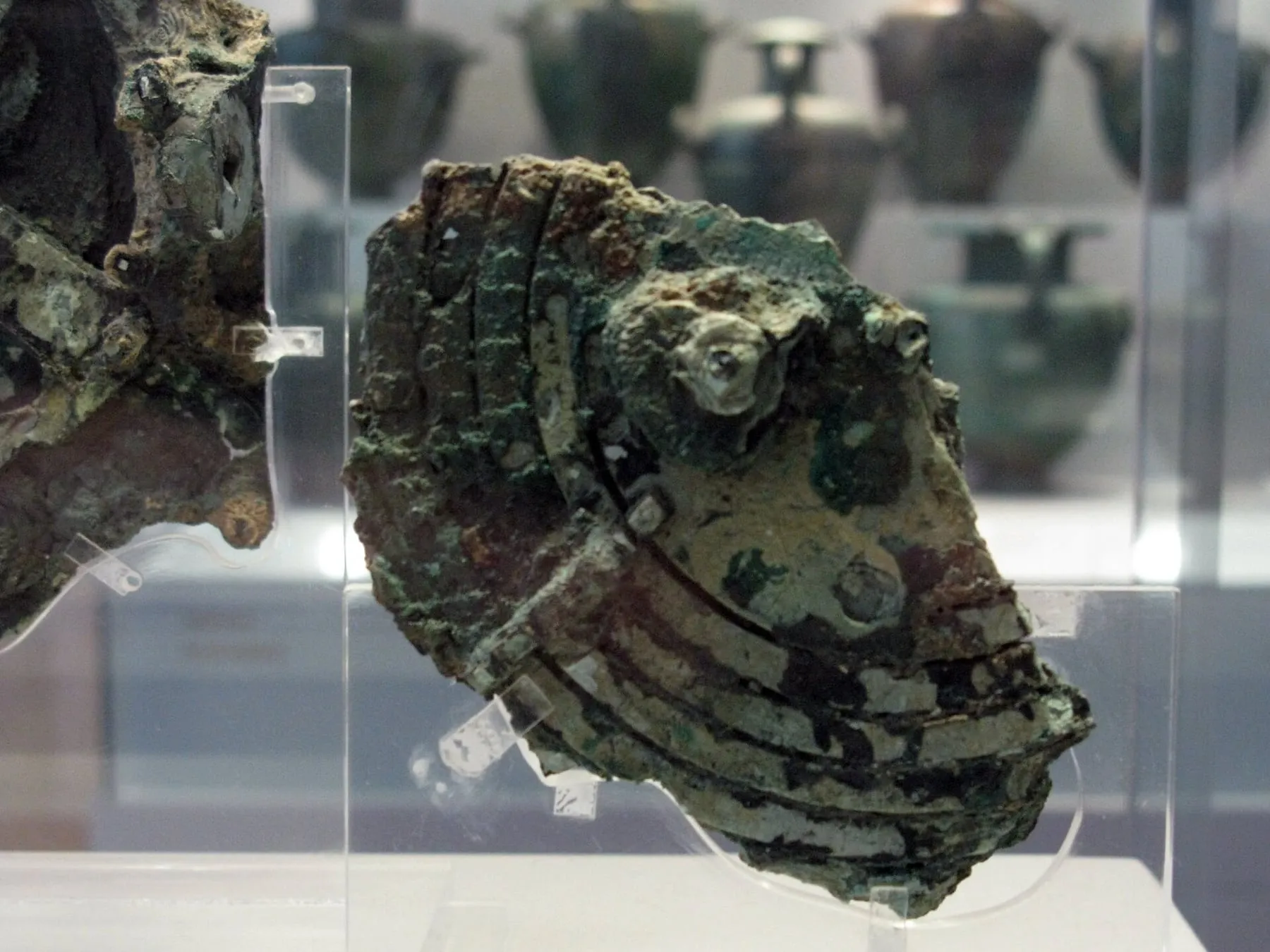 Fragment mechanizmu z Antykithiry w muzeum w Atenach