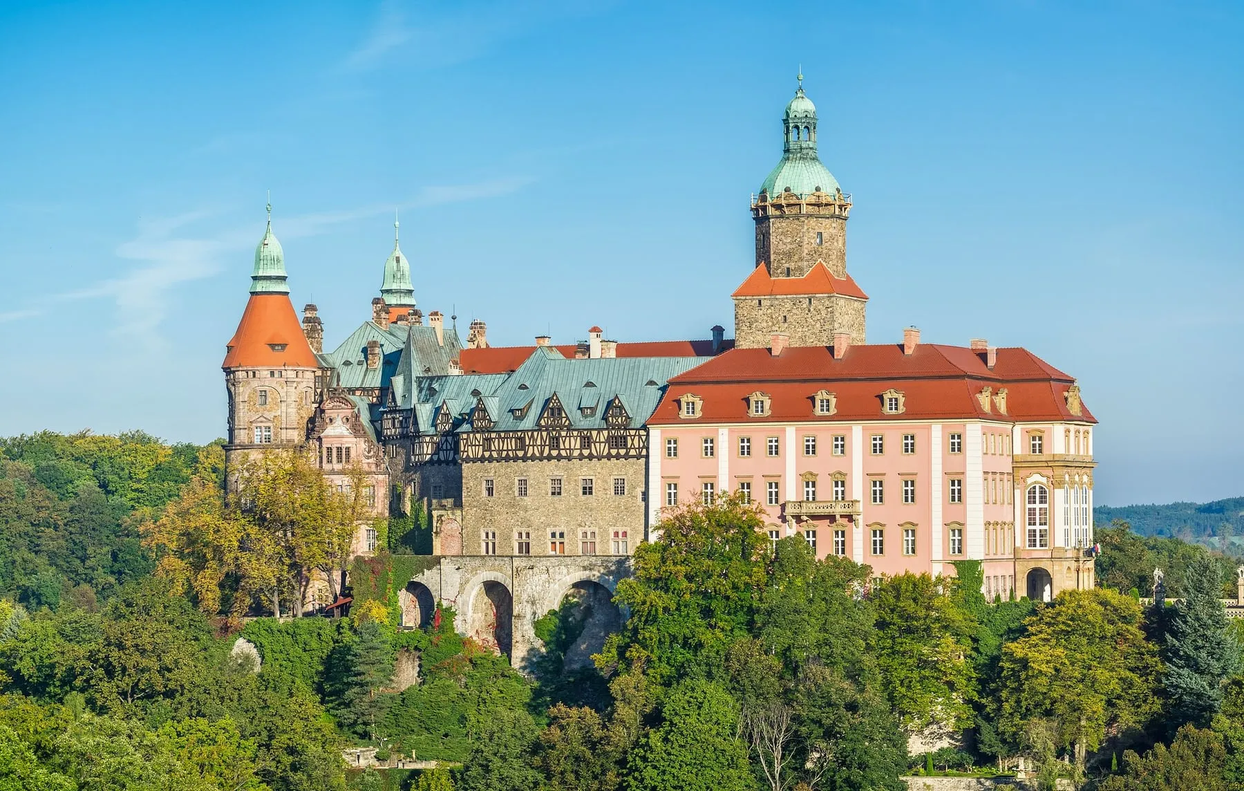 Zamek Książ na skale nad lasem, widok z zewnątrz